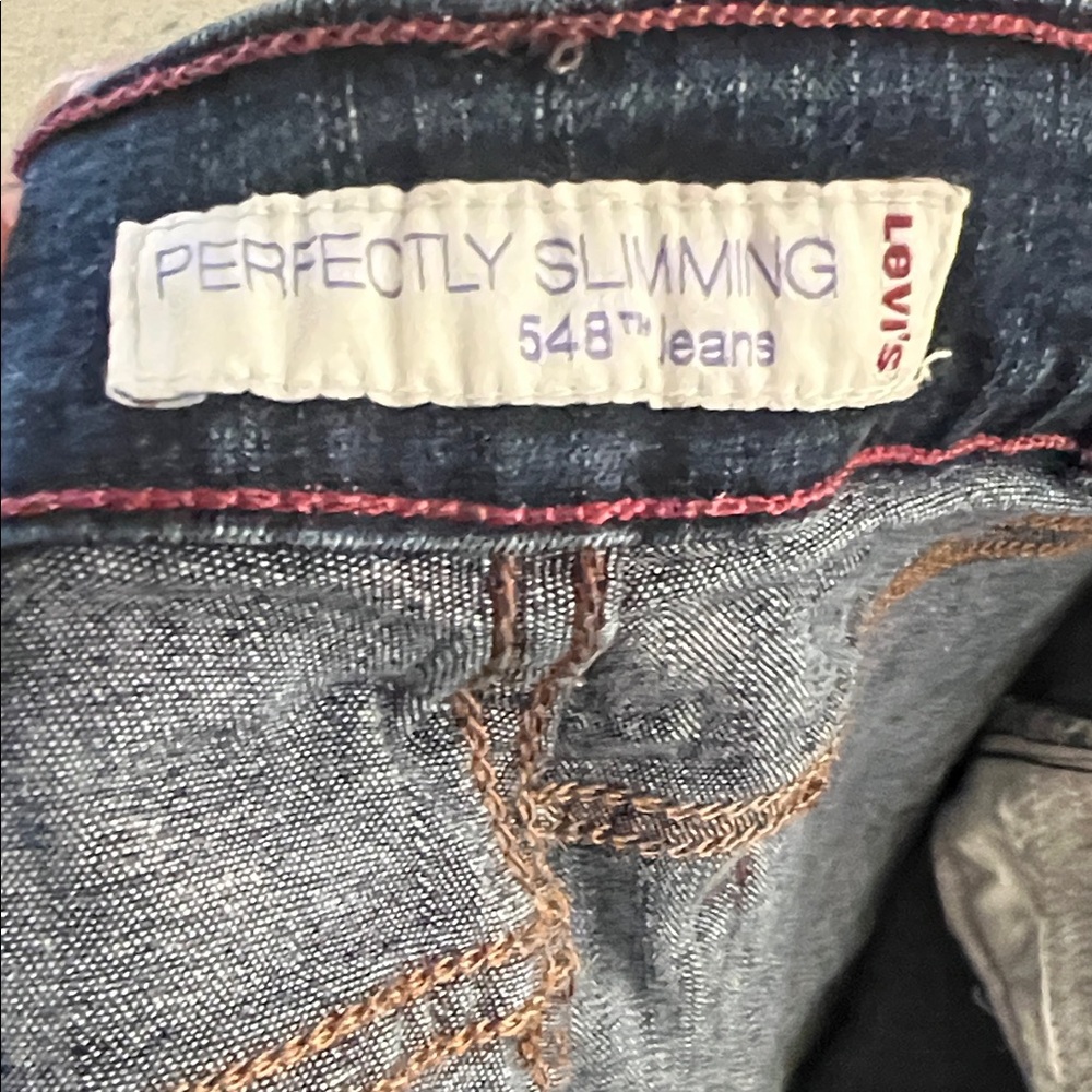 Levi’s 548 Perfectly Slimming dark blue capri jeans - Picture 3 of 3